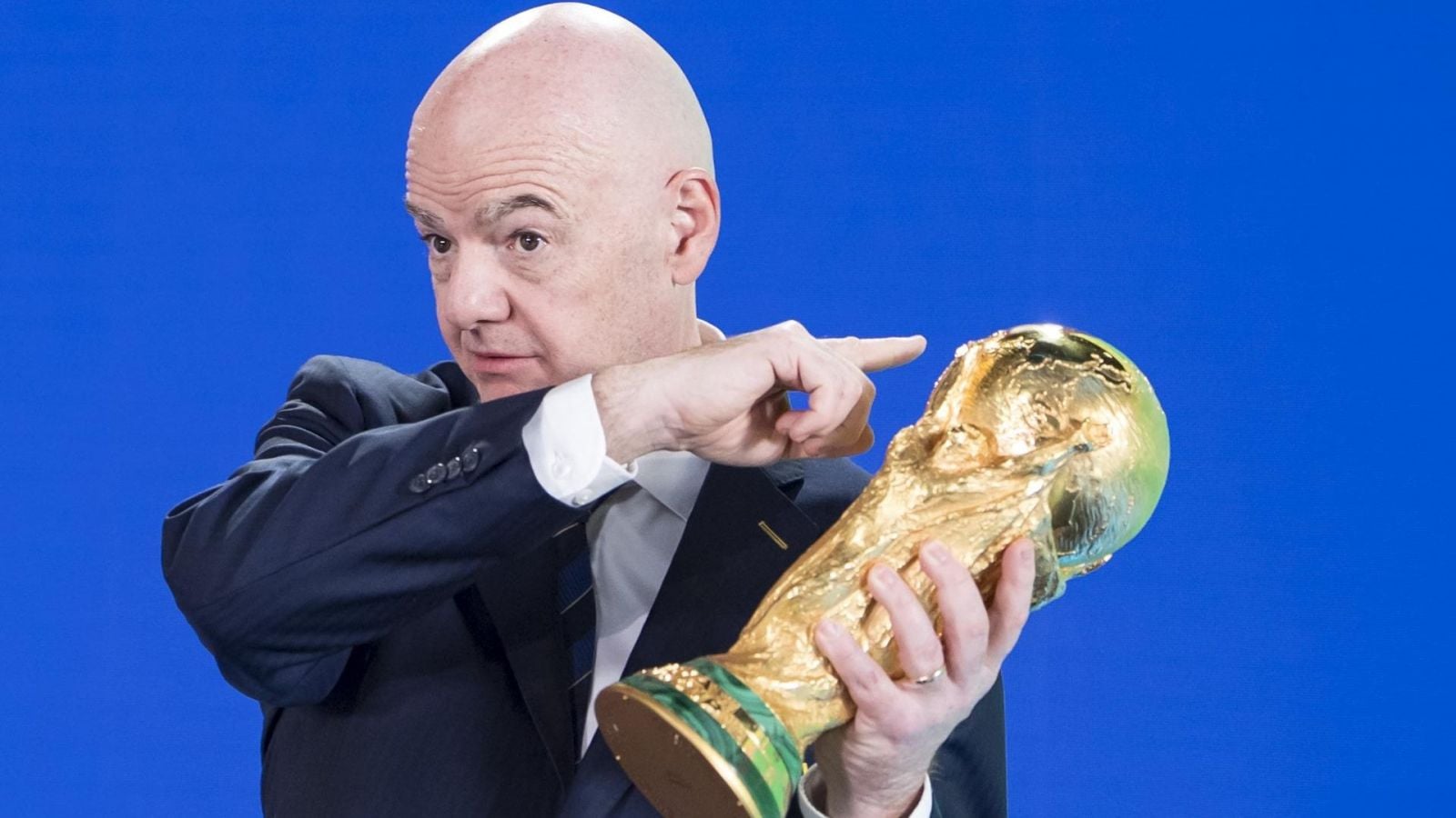 Mateo Retegi celebrando un gol por Italia