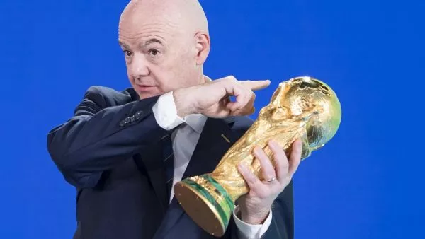 Mateo Retegi celebrando un gol por Italia