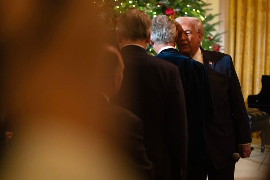 El presidente de Estados Unidos, Donald Trump, le habla al oído a Andrea Bocelli en la Sala Este de la Casa Blanca, en Washington, D.C., EE. UU., el 5 de diciembre de 2025.