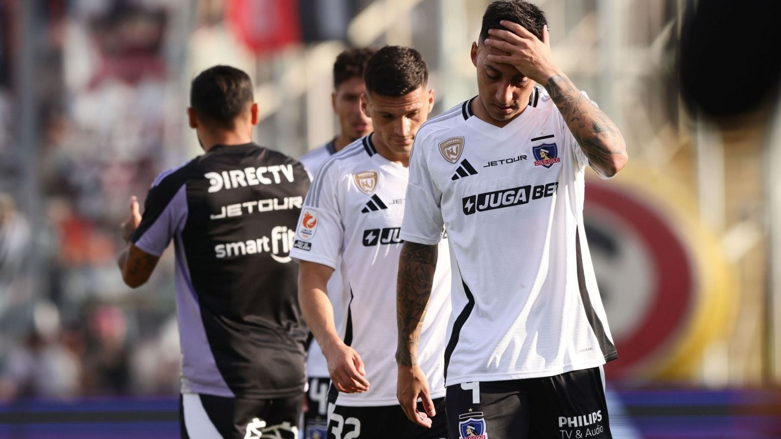 Los fanáticos de Colo Colo indignados tras la caída ante Audax Italiano, que lo dejó fuera de la próxima Copa Sudamericana.