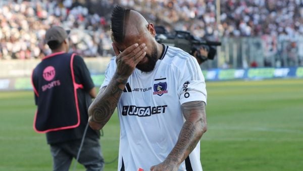 Arturo Vidal llamó la atención de los fanáticos de Colo Colo ante Audax Italiano.