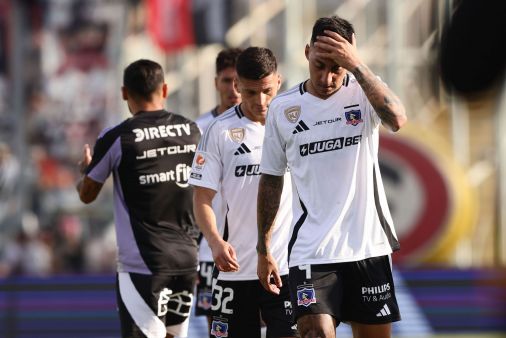 Los fanáticos de Colo Colo indignados tras la caída ante Audax Italiano, que lo dejó fuera de la próxima Copa Sudamericana.
