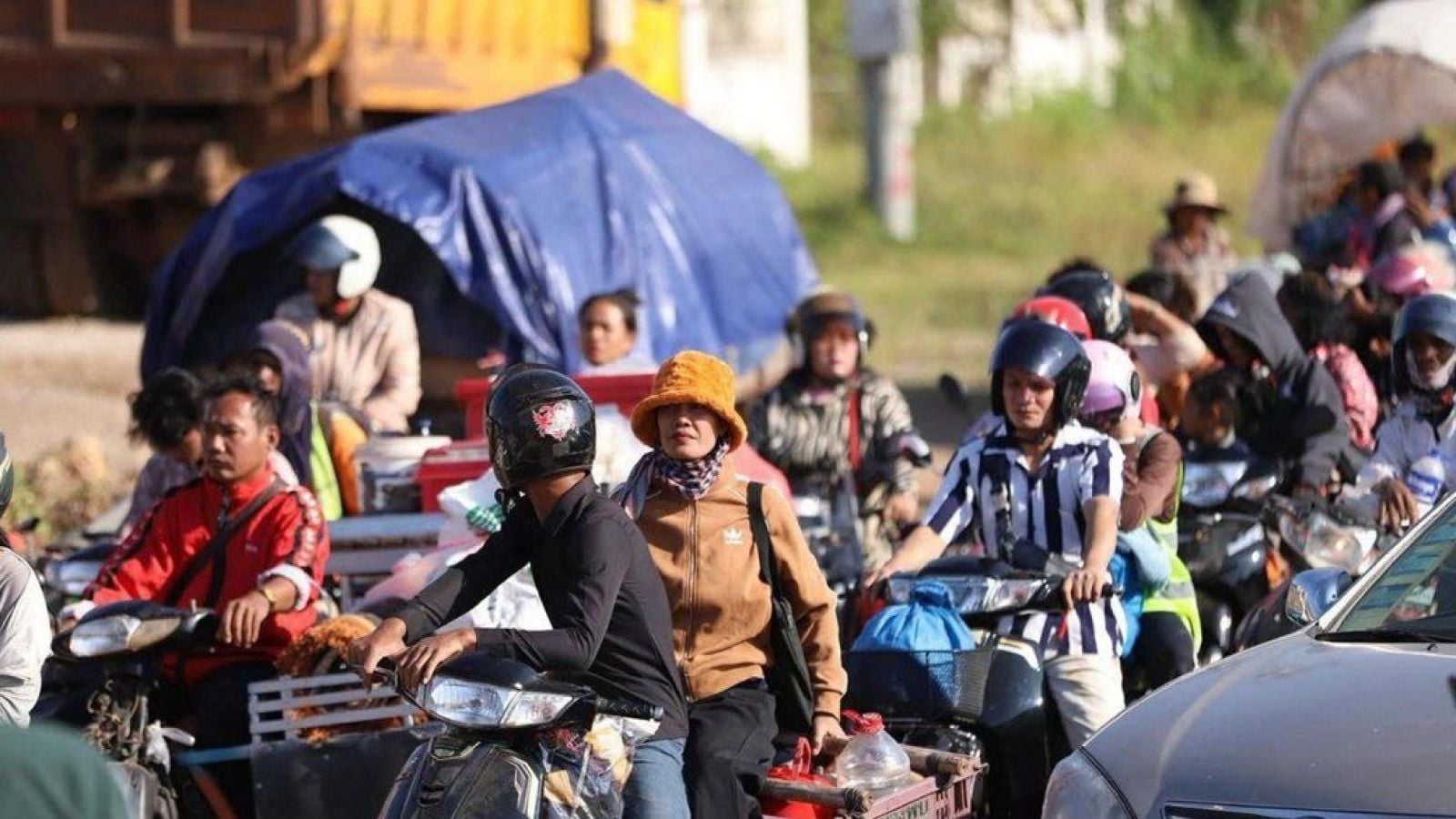 Una larga fila de camboyanos siendo evacuados de sus aldeas por el conflicto fronterizo armado entre Tailandia y Camboya.