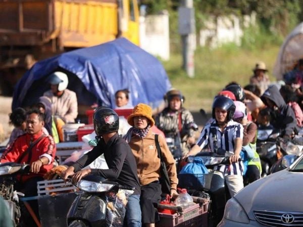 Una larga fila de camboyanos siendo evacuados de sus aldeas por el conflicto fronterizo armado entre Tailandia y Camboya.