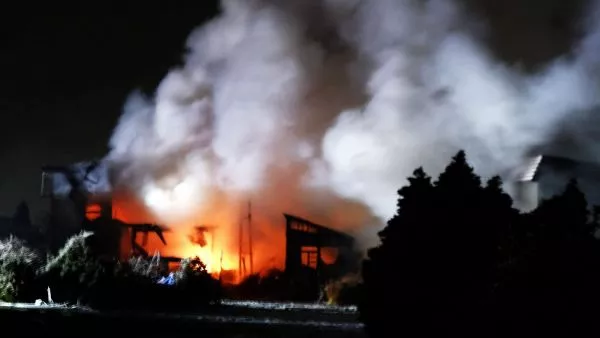 Incendio en una casa de Aomori tras terremoto.