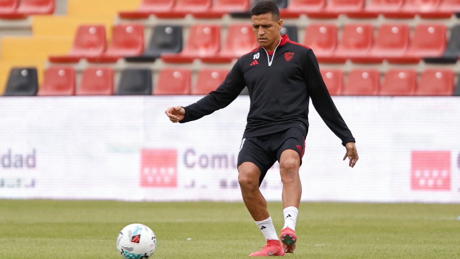 Alexis Sánchez calentando previo a un partido del Sevilla