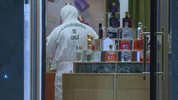 Carabineros al interior de perfumería robada.