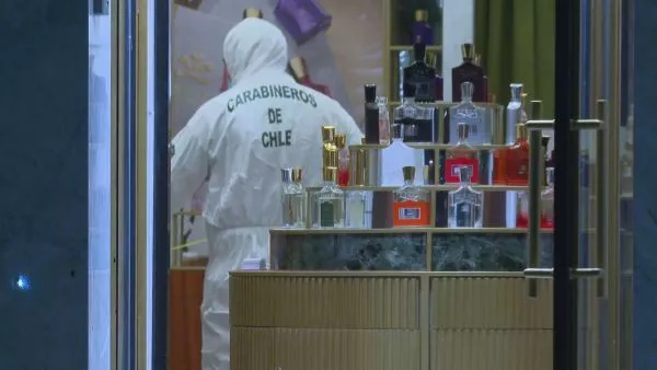 Carabineros al interior de perfumería robada.