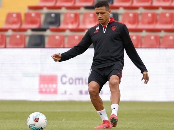 Alexis Sánchez calentando previo a un partido del Sevilla