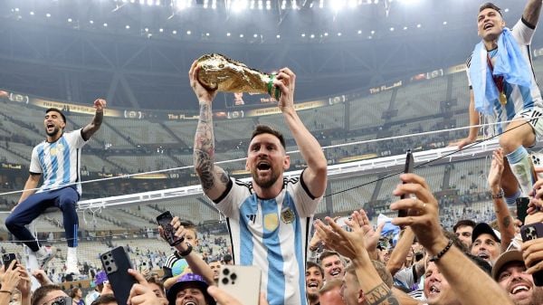 Lionel Messi levantando la Copa del Mundo en Qatar 2022