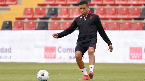 Alexis Sánchez calentando previo a un partido del Sevilla