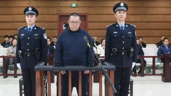 Bai Tianhui junto a dos policías al costado.