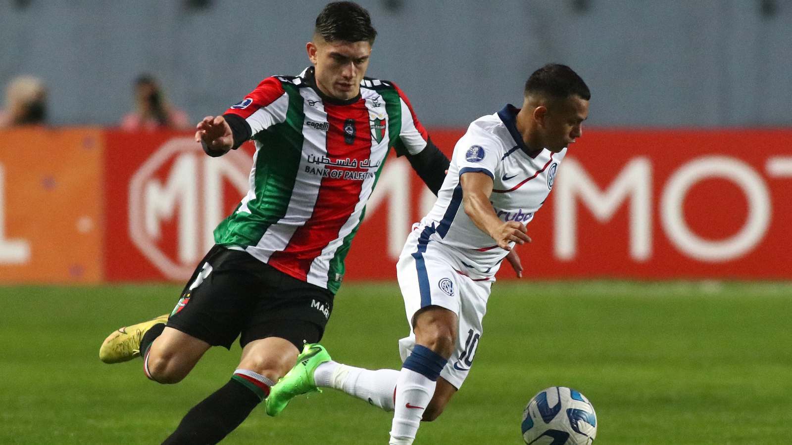 Cristian Nahuel Barrios jugando ante Palestino por Copa Sudamericana