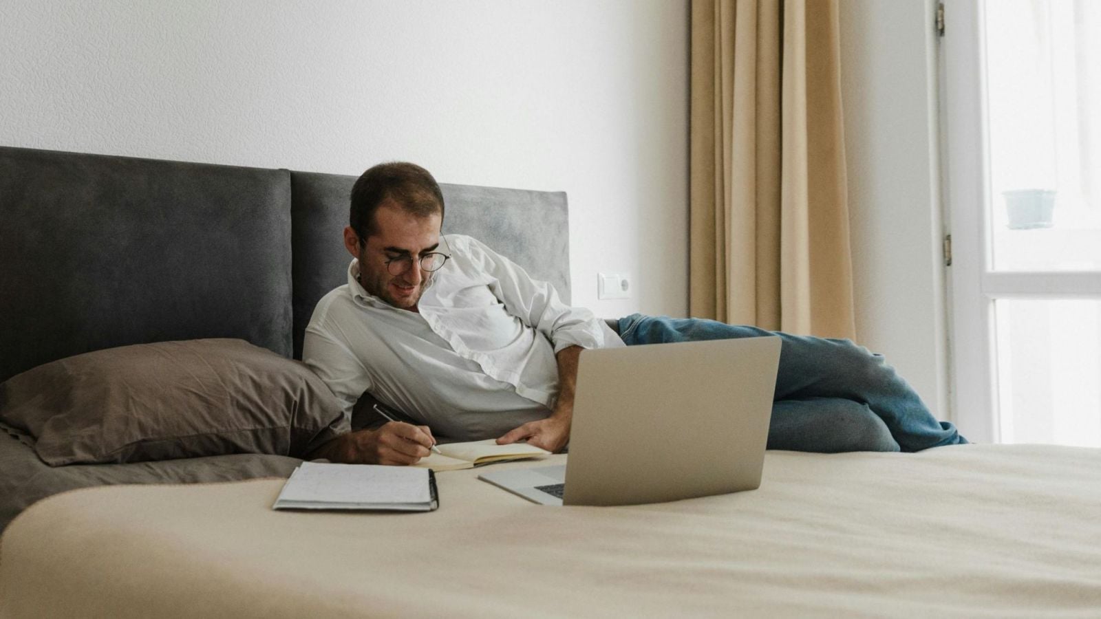 Persona trabajando acostada. Foto referencial.