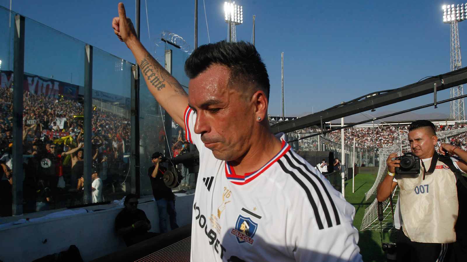 Esteban Paredes en su despedida del fútbol