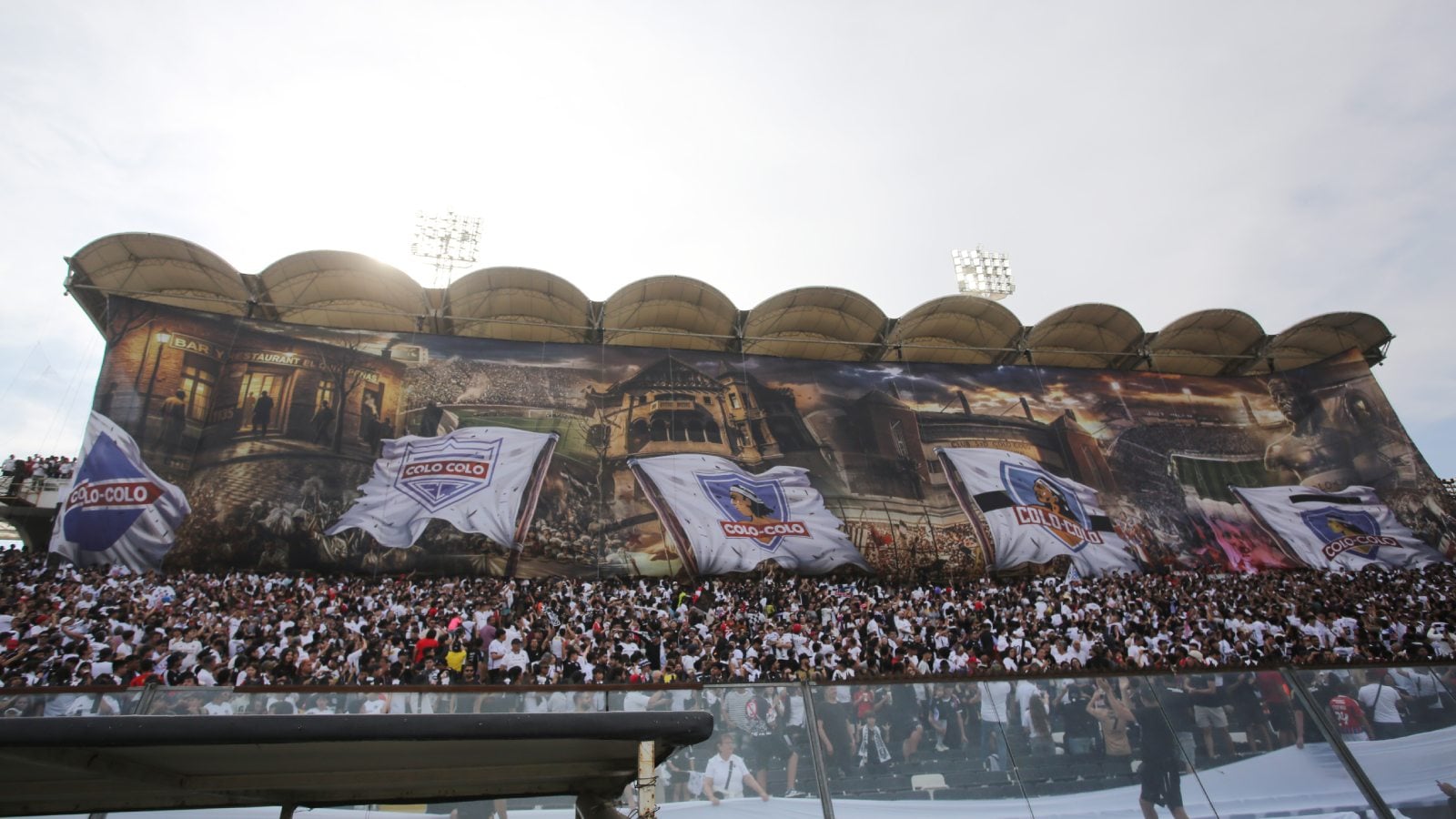 El lienzo que tapó la visión en el partido entre Colo Colo y Audax Italiano