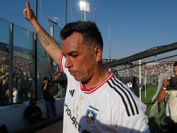 Esteban Paredes en su despedida del fútbol