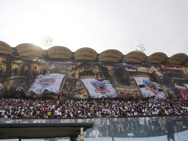 El lienzo que tapó la visión en el partido entre Colo Colo y Audax Italiano