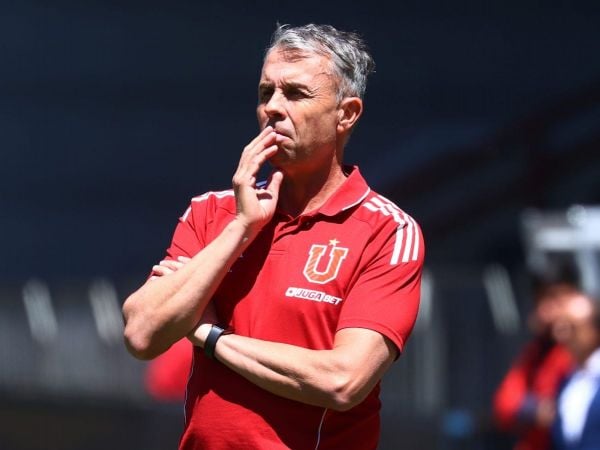 Gustavo Álvarez dirigiendo a la Universidad de Chile