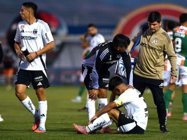Plantel de Colo Colo lamentándose derrota ante Cobresal