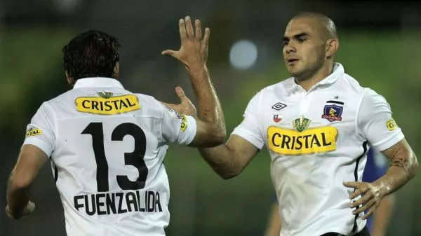 Cristian Bogado es felicitado por José Pedro Fuenzalida después de anotar un gol ante el Deportivo Italia por la Copa Libertadores