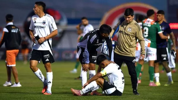 Plantel de Colo Colo lamentándose derrota ante Cobresal