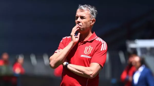 Gustavo Álvarez dirigiendo a la Universidad de Chile