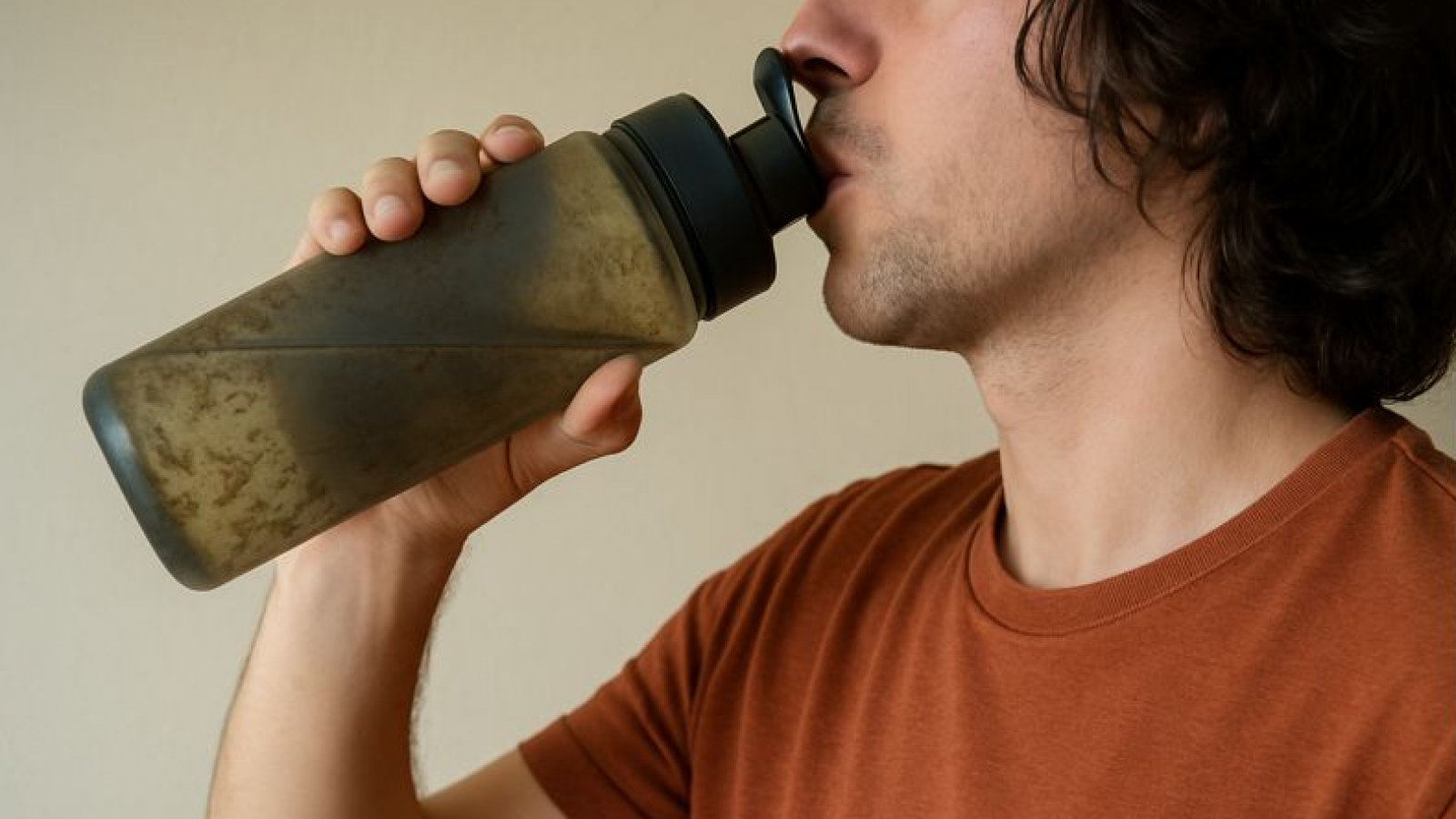 Doctor explica cada cuánto lavar botellas de agua