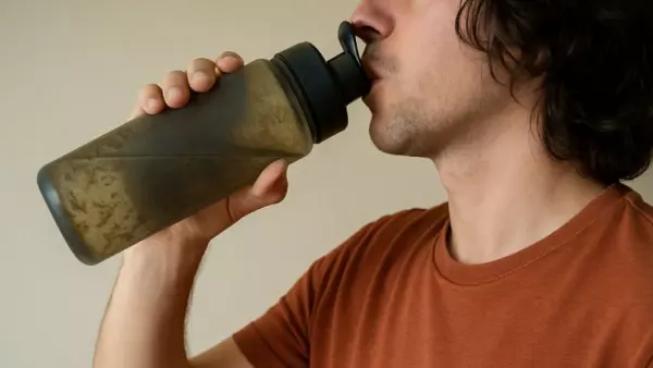 Doctor explica cada cuánto lavar botellas de agua