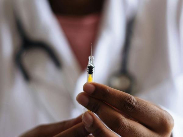 Especialistas de la OMS revisan evidencia científica sobre la seguridad de las vacunas y el autismo.