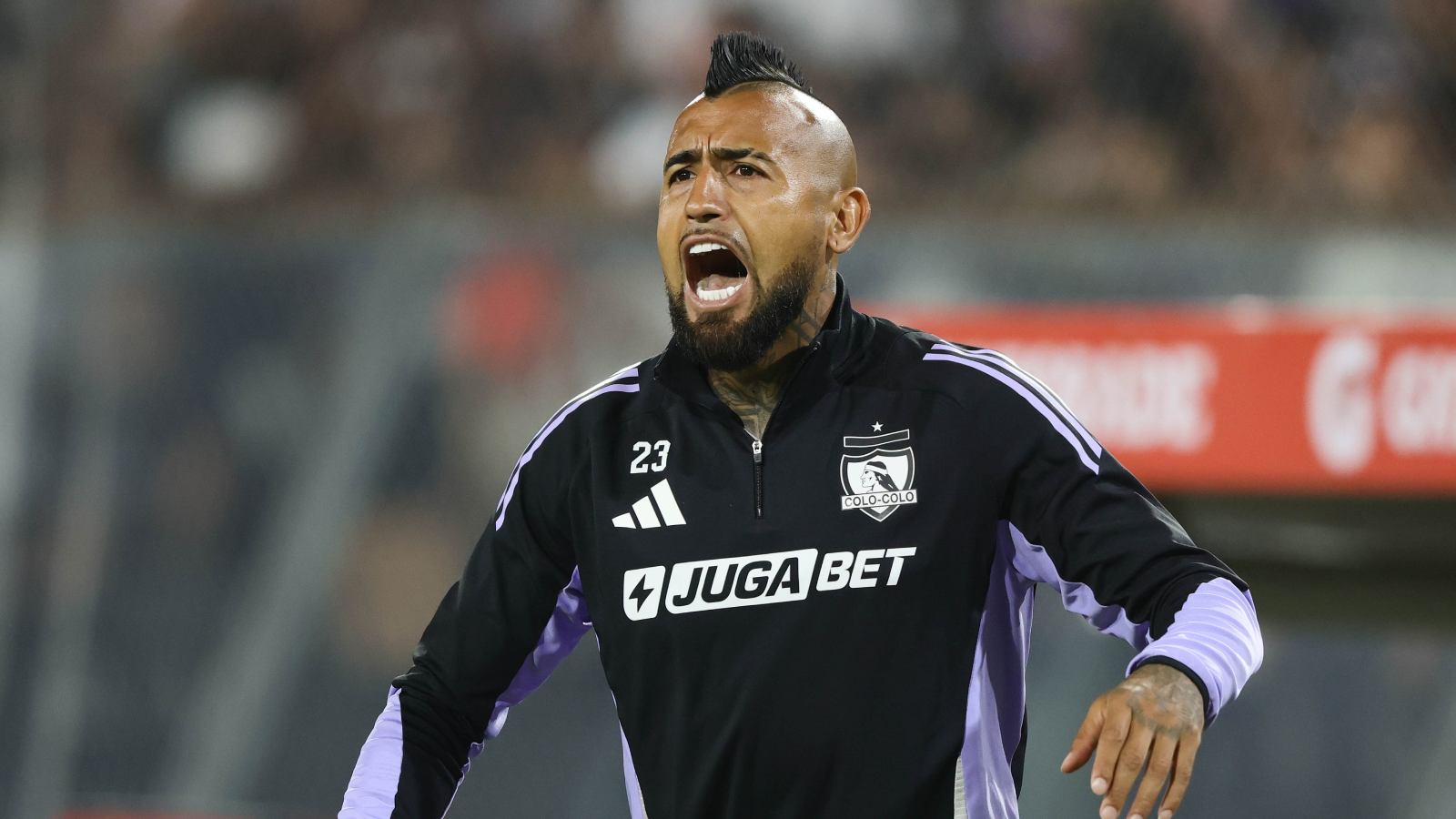 Arturo Vidal en un partido de Colo Colo