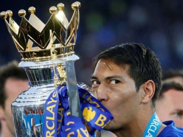 Leonardo Ulloa celebrando el título de la Premier League con el Leicester