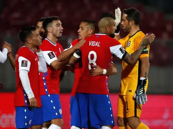 Arturo Vidal abrazando a Claudio Bravo en la Selección Chilena