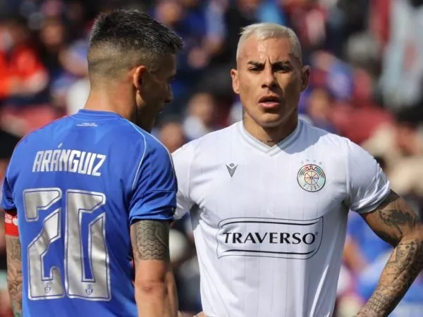 Eduardo Vargas junto a Charles Aránguiz en el partido entre Audax Italiano y la Universidad de Chile