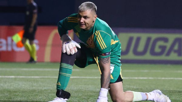 Cristóbal Campos jugando un partido a beneficio