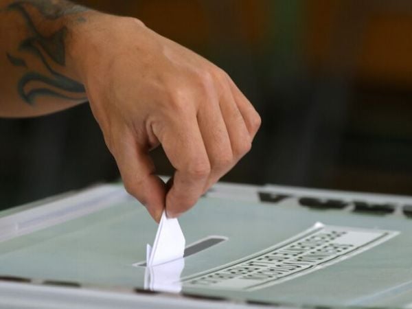 Carabineros retoma votación en local de Valparaíso tras falso aviso de bomba