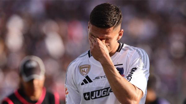 Lucas Cepeda lamentándose en un partido de Colo Colo