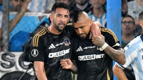 Mauricio Isla y Arturo Vidal jugando por Colo Colo ante Racing por Copa Libertadores