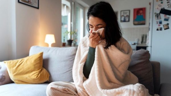 Mujer resfriada. Influenza A H3N2