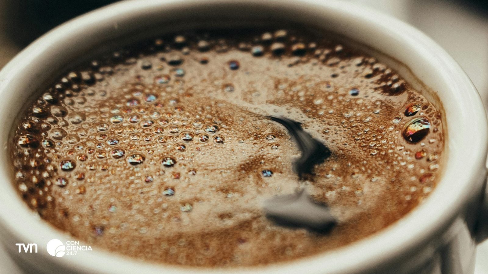 Demasiado café podría afectar la salud ósea en mujeres mayores.