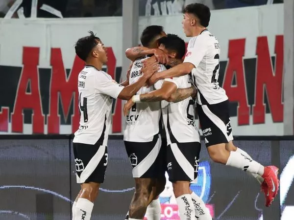 plantel de Colo Colo celebrando un gol