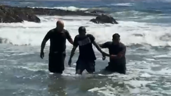 Asaltante se lanza al mar en Iquique