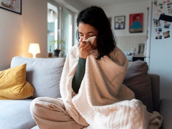 Mujer resfriada. Influenza A H3N2