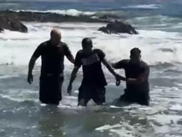 Asaltante se lanza al mar en Iquique
