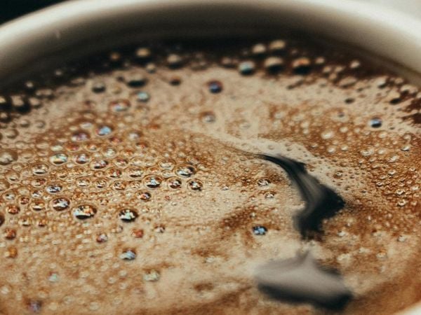 Demasiado café podría afectar la salud ósea en mujeres mayores.