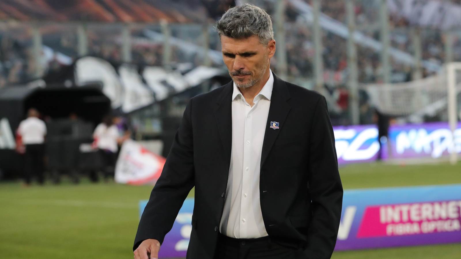 Fernando Ortiz dirigiendo un partido de Colo Colo