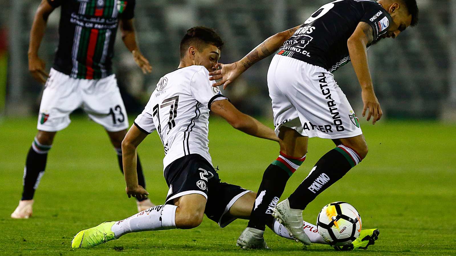 Branco Provoste jugando por Colo Colo ante Palestino
