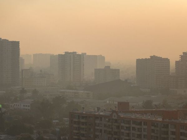 Humo en Santiago tras incendio en San Pedro