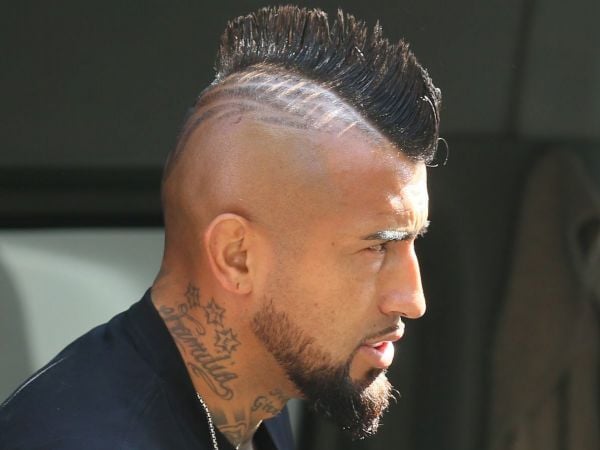 Arturo Vidal en el lanzamiento de su hamburgesería