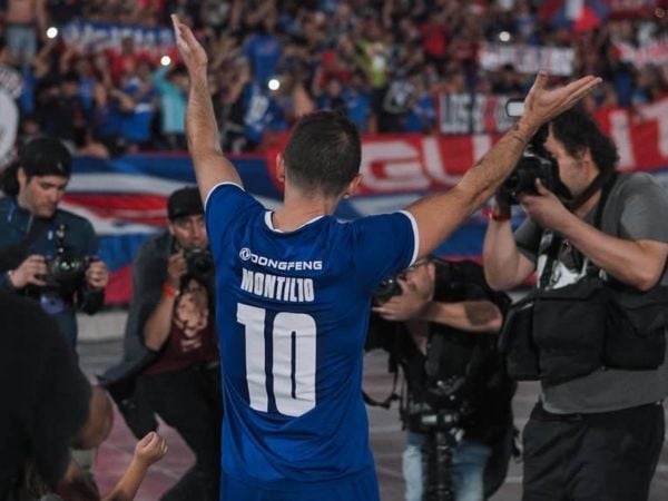 Walter Montillo celebrando en su despedida del fútbol